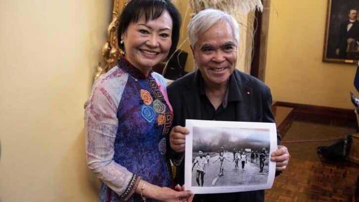 Image à la une de “Petite fille au napalm” : AP continuera de créditer son photographe, des questions demeurent