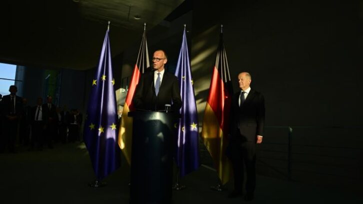 Image à la une de Merz se rend en chancelier allemand fragilisé à Paris, puis Varsovie