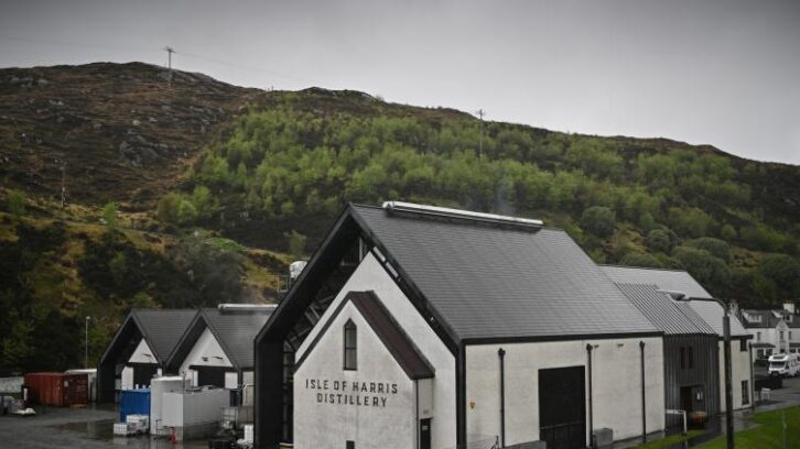 Image à la une de Sur une île écossaise, les difficultés d’une distillerie aggravent la crainte du dépeuplement