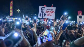 Image à la une de Turquie: l’opposition réunit des dizaines de milliers de personnes à Istanbul