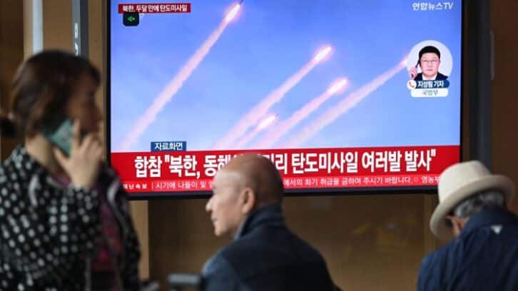 Image à la une de La Corée du Nord tire une salve de missiles balistiques