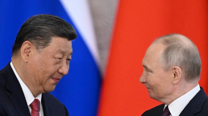 Image à la une de Poutine et Xi affichent leur entente au Kremlin, la trêve en Ukraine violée selon Kiev