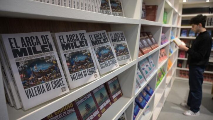 Image à la une de A la Foire du Livre de Buenos Aires, Milei attire les couvertures à lui