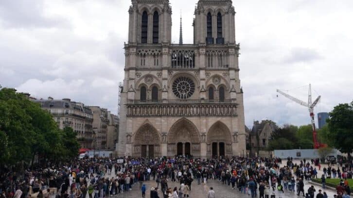 Image à la une de A Notre-Dame-de-Paris, les cloches et la joie des fidèles après l’élection du pape