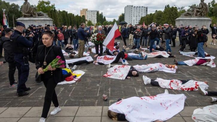 Image à la une de Des manifestants simulent la mort devant le mémorial soviétique à Varsovie