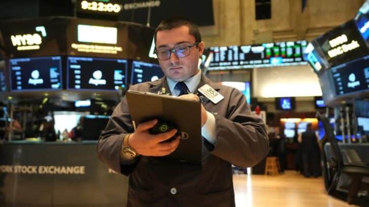 Image à la une de Wall Street termine la séance sans conviction, nerveuse avant la rencontre entre Washington et Pékin