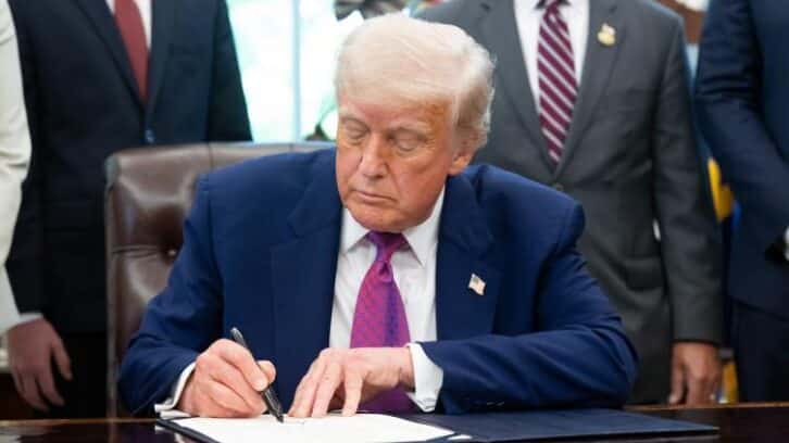 Image à la une de Trump signe un décret pour proposer aux clandestins des vols gratuits vers l’étranger