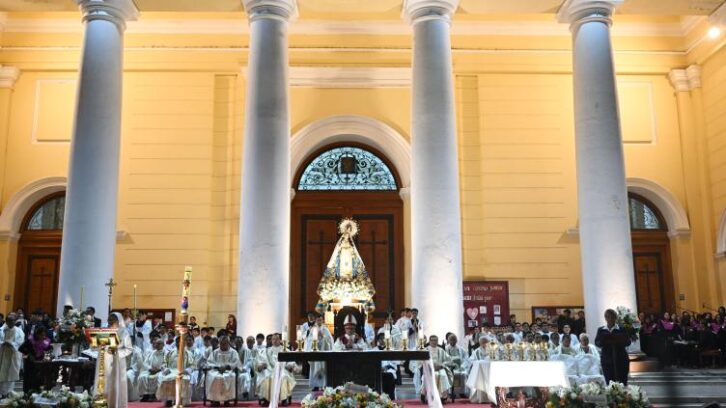 Image à la une de Pérou : des milliers de fidèles rendent hommage à Léon XIV lors d’une messe à Chiclayo