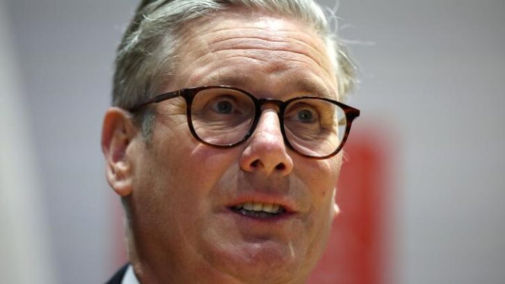 Image à la une de Sous pression, le gouvernement britannique dévoile un plan “radical” pour réduire l’immigration