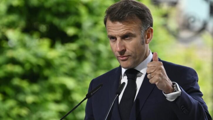 Image à la une de Macron tous azimuts, Bayrou encalminé: semaine à deux vitesses pour l’exécutif