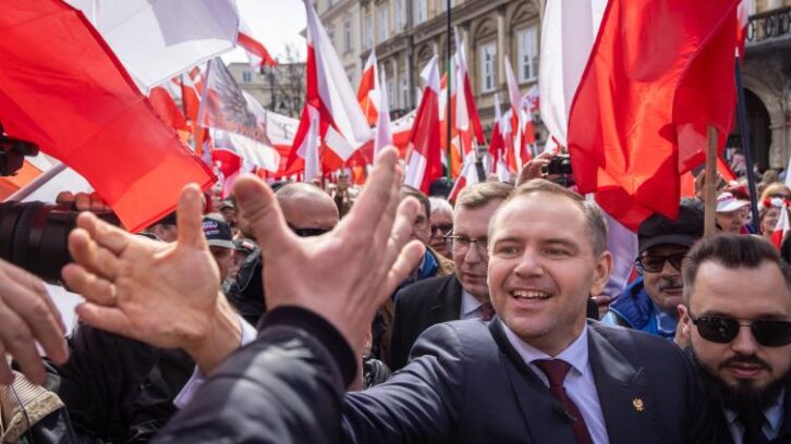 Image à la une de Nawrocki: un historien passionné du monde criminel en lice pour la présidence polonaise