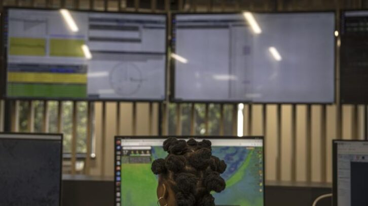 Image à la une de En Afrique du Sud, un radiotélescope géant attire des jeunes vers le cosmos