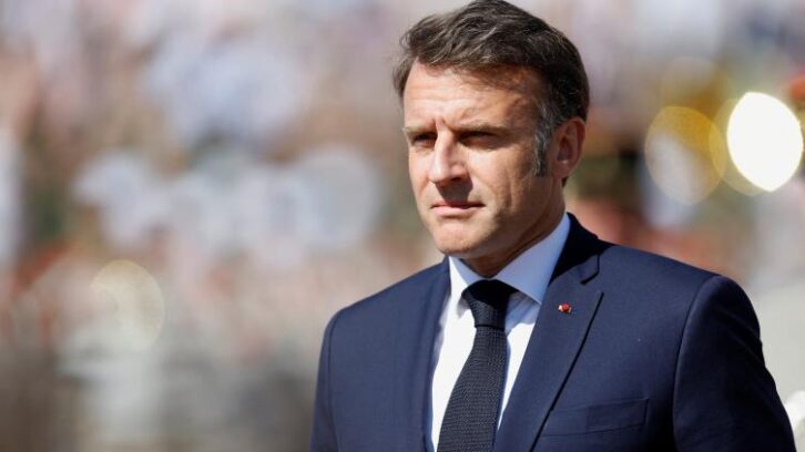 Image à la une de Macron commémore l’attaque sanglante du péage d’Incarville, un an après