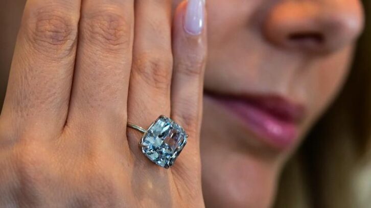 Image à la une de Un diamant bleu rare vendu aux enchères pour 21,5 millions de dollars