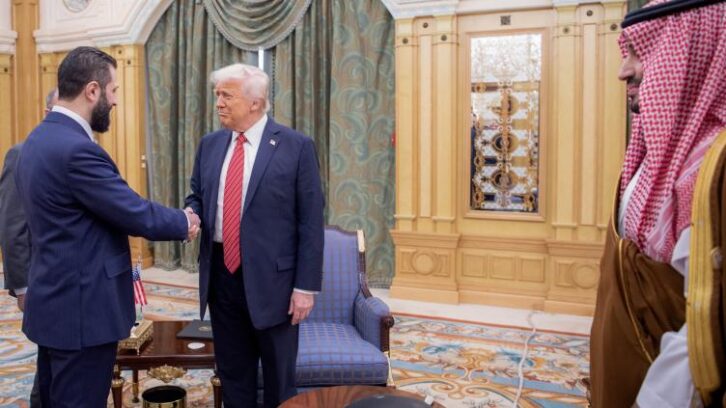 Image à la une de Trump arrive au Qatar après un changement de cap majeur sur la Syrie