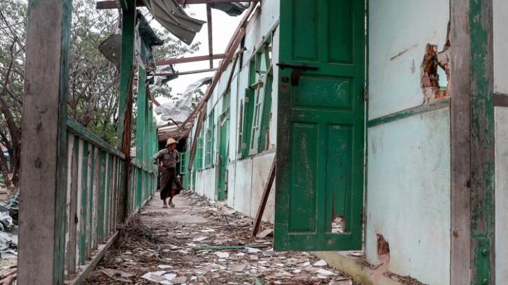 Image à la une de En Birmanie, des familles pleurent leurs enfants victimes d’une frappe aérienne sur leur école