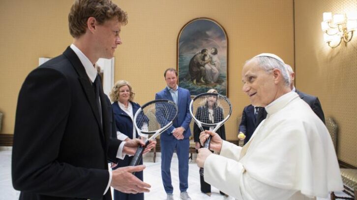 Image à la une de Tennis: le pape reçoit Jannik Sinner, mais décline son offre de jouer