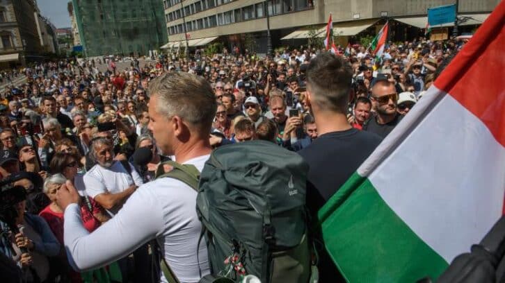 Image à la une de Depuis la Hongrie vers la Roumanie, un “pèlerinage” contre un rapprochement Orban-Simion