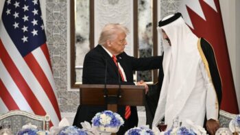 Image à la une de Trump à Abou Dhabi après avoir été fêté à Ryad et Doha