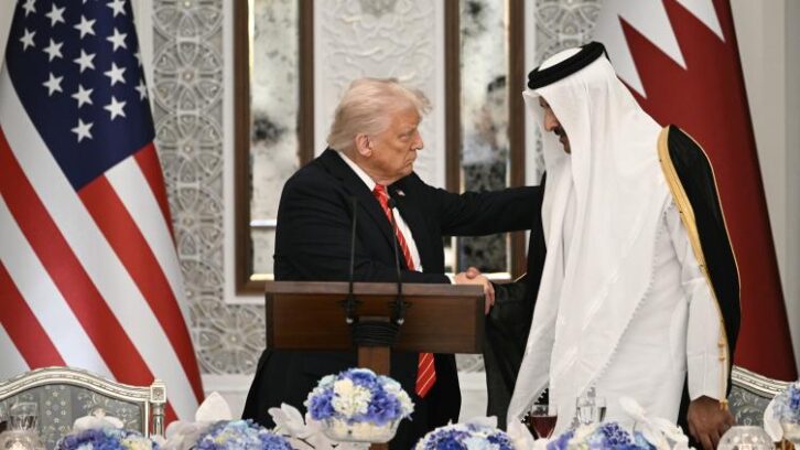 Image à la une de Trump à Abou Dhabi après avoir été fêté à Ryad et Doha