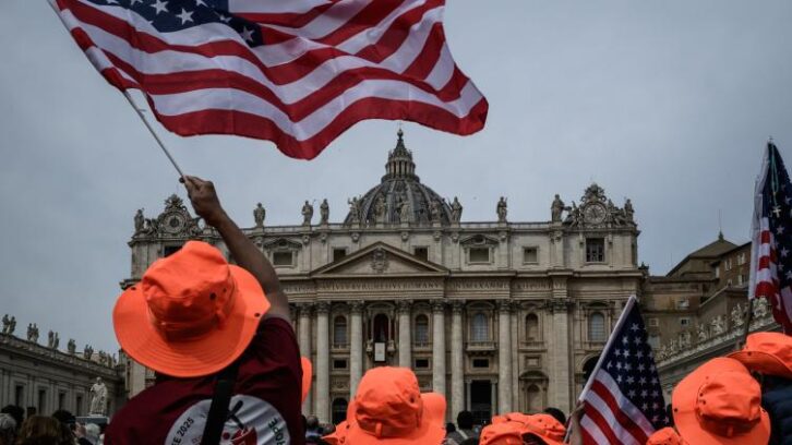 Image à la une de Léon XIV: plus de touristes américains à Rome? Les commerçants se frottent les mains