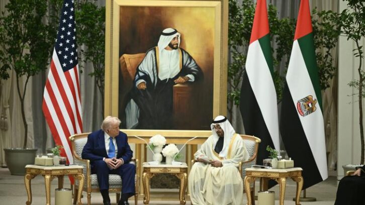 Image à la une de Donald Trump achève à Abou Dhabi une tournée régionale riche en promesses d’investissements