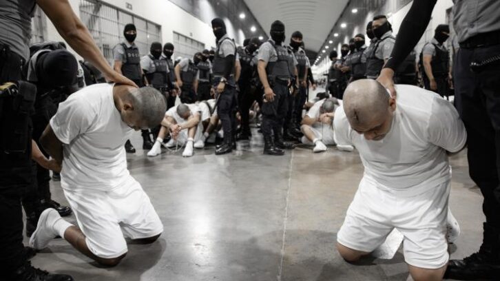 Image à la une de Les avocats de migrants vénézuéliens incarcérés au Salvador dénoncent des “tortures”