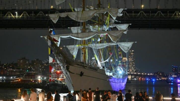 Image à la une de Deux morts dans le choc d’un voilier mexicain contre le pont de Brooklyn à New York
