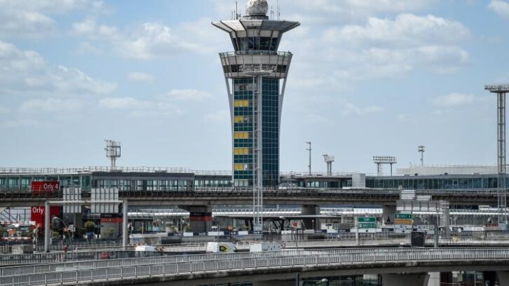 Image à la une de Panne du contrôle aérien à Paris-Orly, les compagnies appelées à supprimer 40% de leurs vols, selon la DGAC