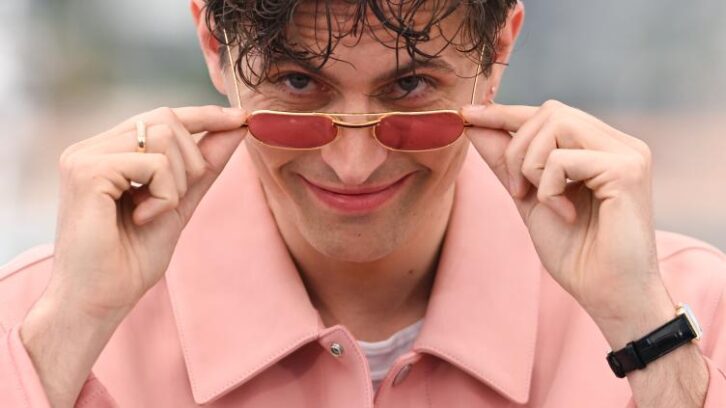 Image à la une de Cannes: Raphaël Quenard face et derrière la caméra dans un faux documentaire “loufoque”