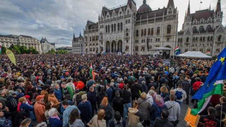 Image à la une de Hongrie : manifestation massive contre une loi ciblant ONG et médias indépendants