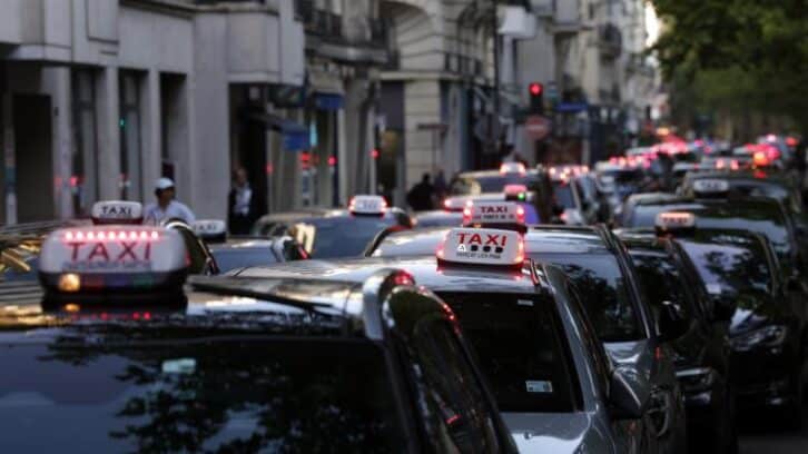 Image à la une de Plusieurs centaines de taxis manifestent au coeur de Paris