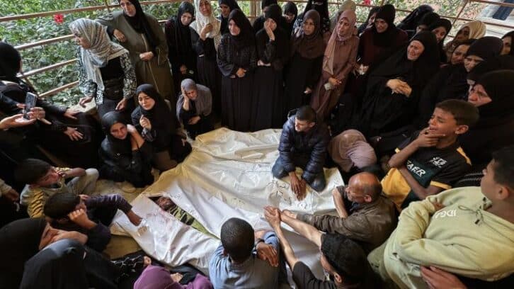 Image à la une de Israël pilonne Gaza après l’annonce d’une reprise limitée de l’aide humanitaire