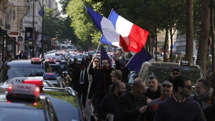 Image à la une de Plusieurs milliers de taxis manifestent en France