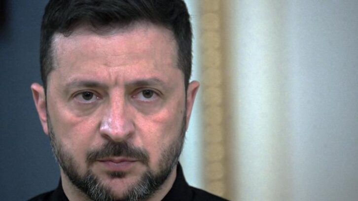 Image à la une de Ukraine: Zelensky accuse la Russie de “gagner du temps”, après l’appel Trump-Poutine
