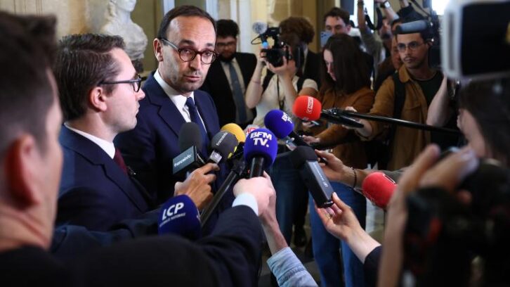 Image à la une de Le milliardaire Stérin joue encore la chaise vide à l’Assemblée, qui va saisir la justice