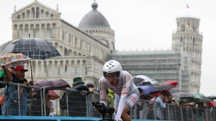 Image à la une de Tour d’Italie: Ayuso et Roglic grappillent sous la pluie