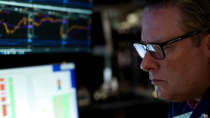 Image à la une de Wall Street ouvre en baisse, entre prises de bénéfices et budget américain