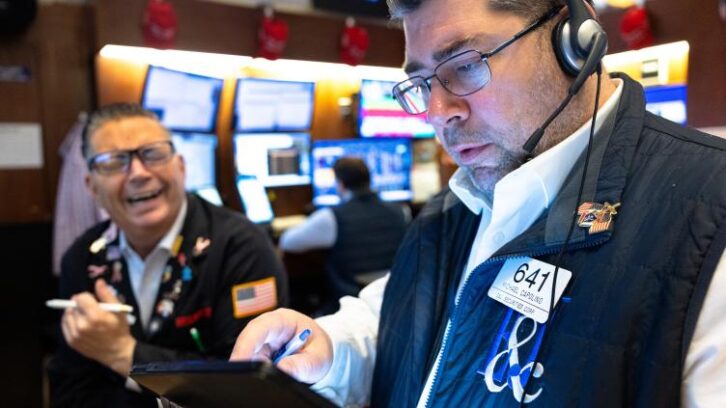 Image à la une de Wall Street termine en forte baisse, s’inquiète des négociations budgétaires américaines