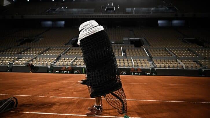 Image à la une de A Roland-Garros, le délicat labeur des “artisans” de la terre battue
