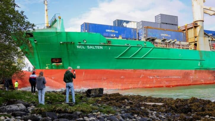 Image à la une de Norvège: un cargo s’échoue à deux pas de chez lui, il est réveillé par le voisin
