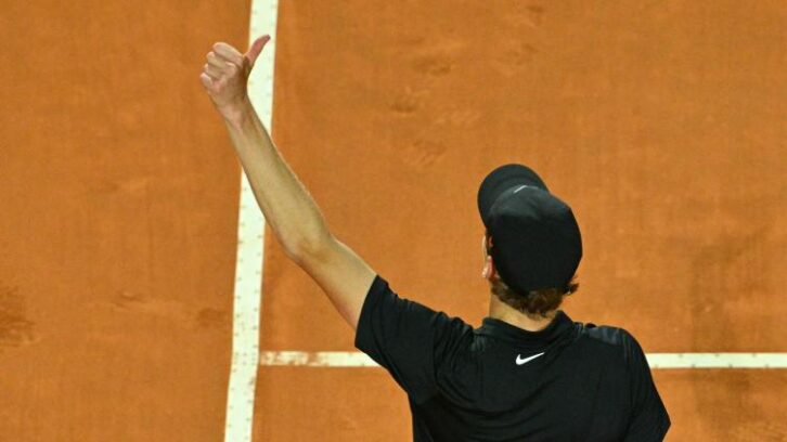 Image à la une de Roland-Garros: pour Jannik Sinner, un début de tournoi aux accents français