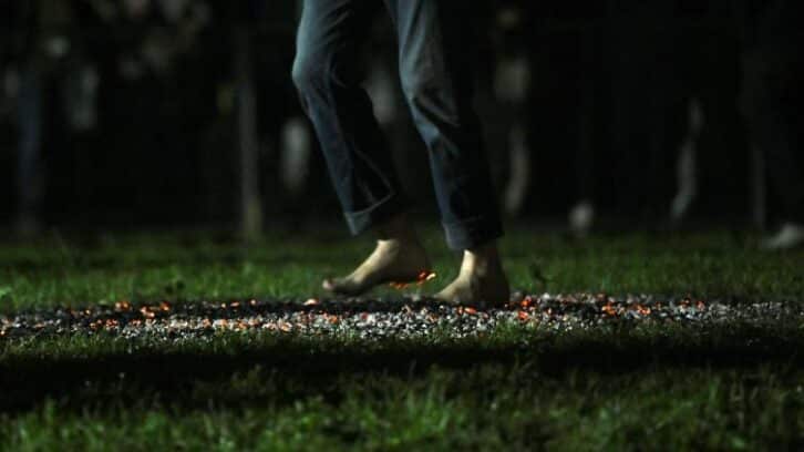 Image à la une de Dans le nord de la Grèce, marcher pieds nus sur les braises