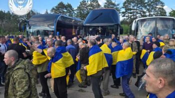 Image à la une de La Russie et l’Ukraine commencent leur échange record de prisonniers, salué par Trump
