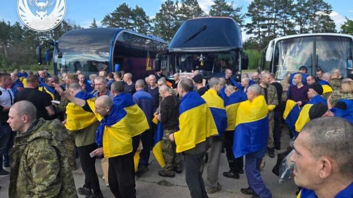 Image à la une de La Russie et l’Ukraine commencent leur échange record de prisonniers, salué par Trump