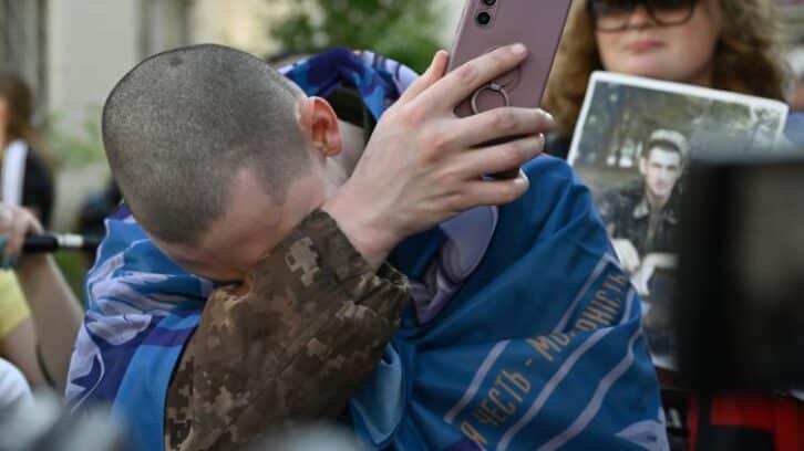 Image à la une de Ukraine : larmes et sourires lors du plus grand échange de prisonniers entre Kiev et Moscou