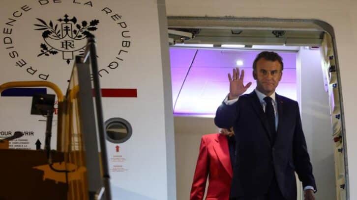Image à la une de “Plaisanterie” ou coup au visage: Macron contraint de justifier une vidéo virale avec son épouse