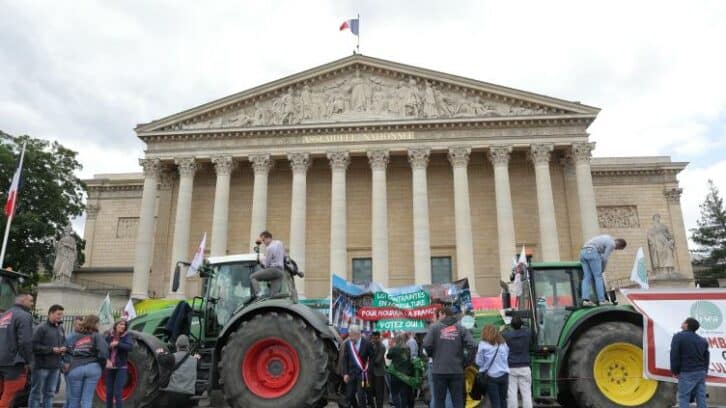 Image à la une de La FNSEA gare ses tracteurs à l’Assemblée nationale pour demander “des solutions” pour produire