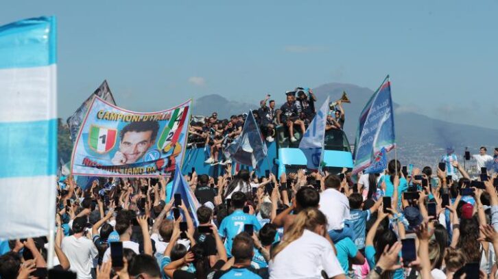 Image à la une de Italie: Naples fête ses champions et retient son souffle pour Conte