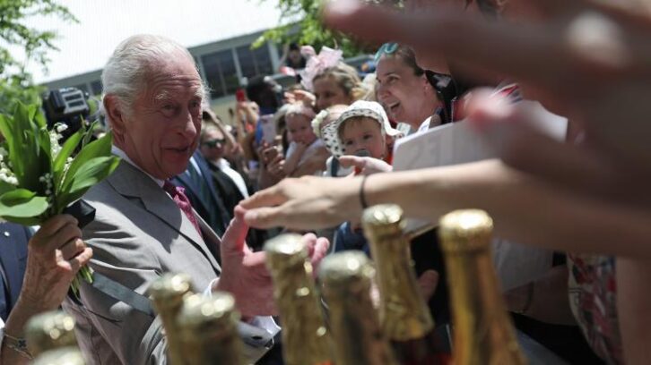 Image à la une de “Tous monarchistes”: les Canadiens saluent le soutien du roi Charles III